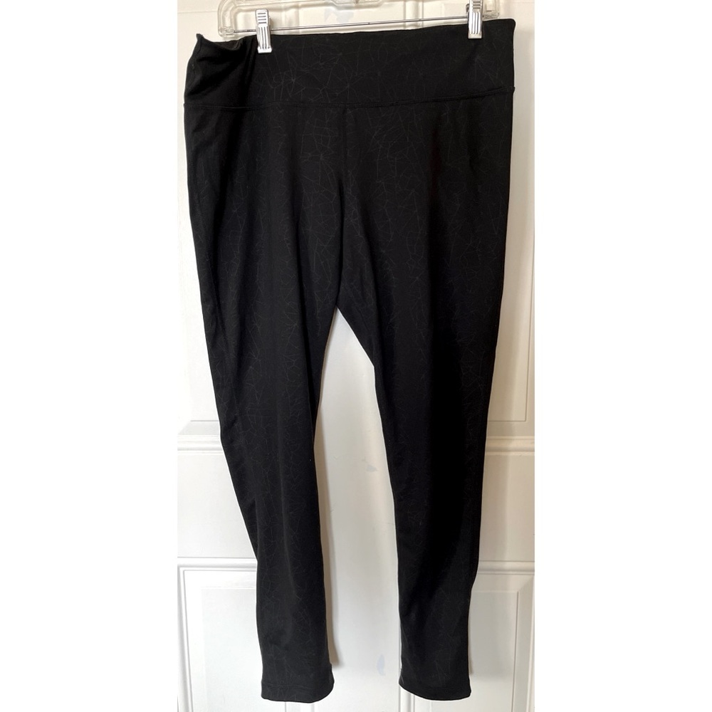 Kirkland Signature XL Black & Gray Geometric Print Leggings. - Picture 2 of 10